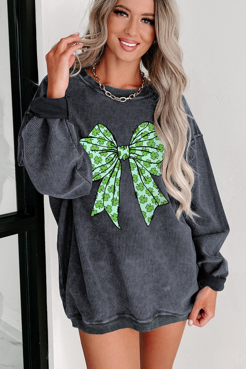 Blød unisex grå sweatshirt – kløverblad grafik, ribbet stof, til afslappede lejligheder 3