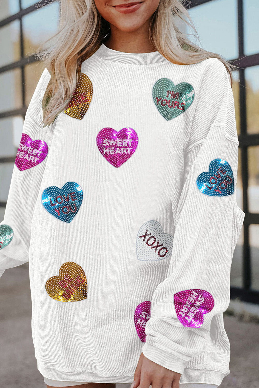 Blød unisex sweatshirt – afslappet med hjertepatches, høj kvalitet, til hverdag 2