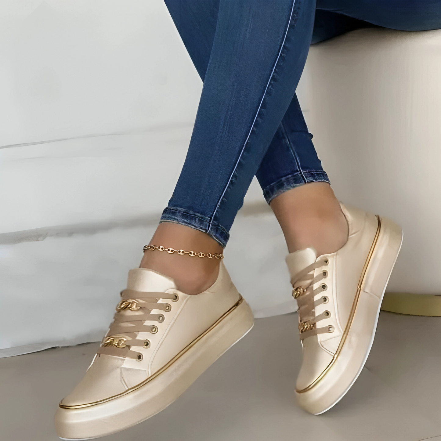Trendy Sorte Low-Top Sneakers med Gyldne Detaljer for Komfort hele Dagen 1