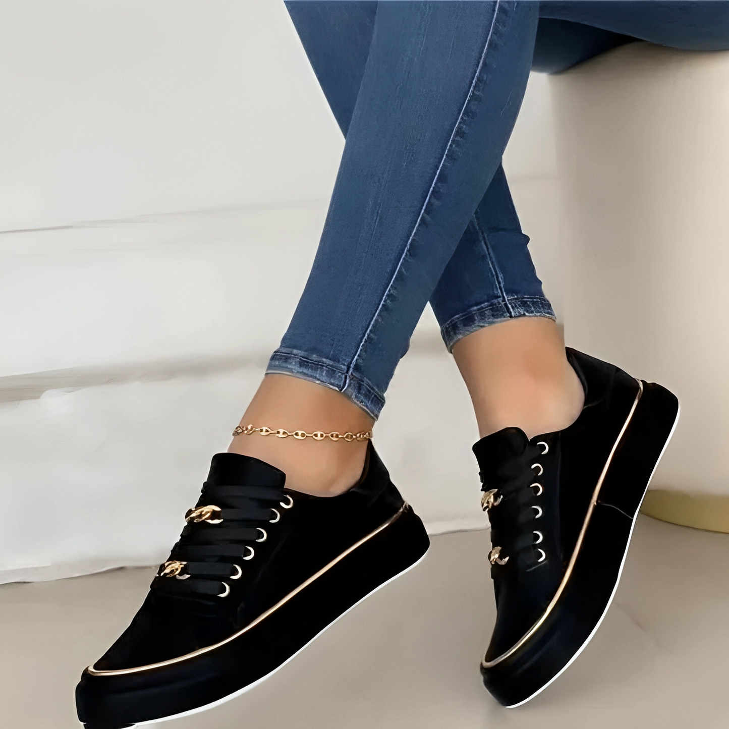 Trendy Sorte Low-Top Sneakers med Gyldne Detaljer for Komfort hele Dagen 2
