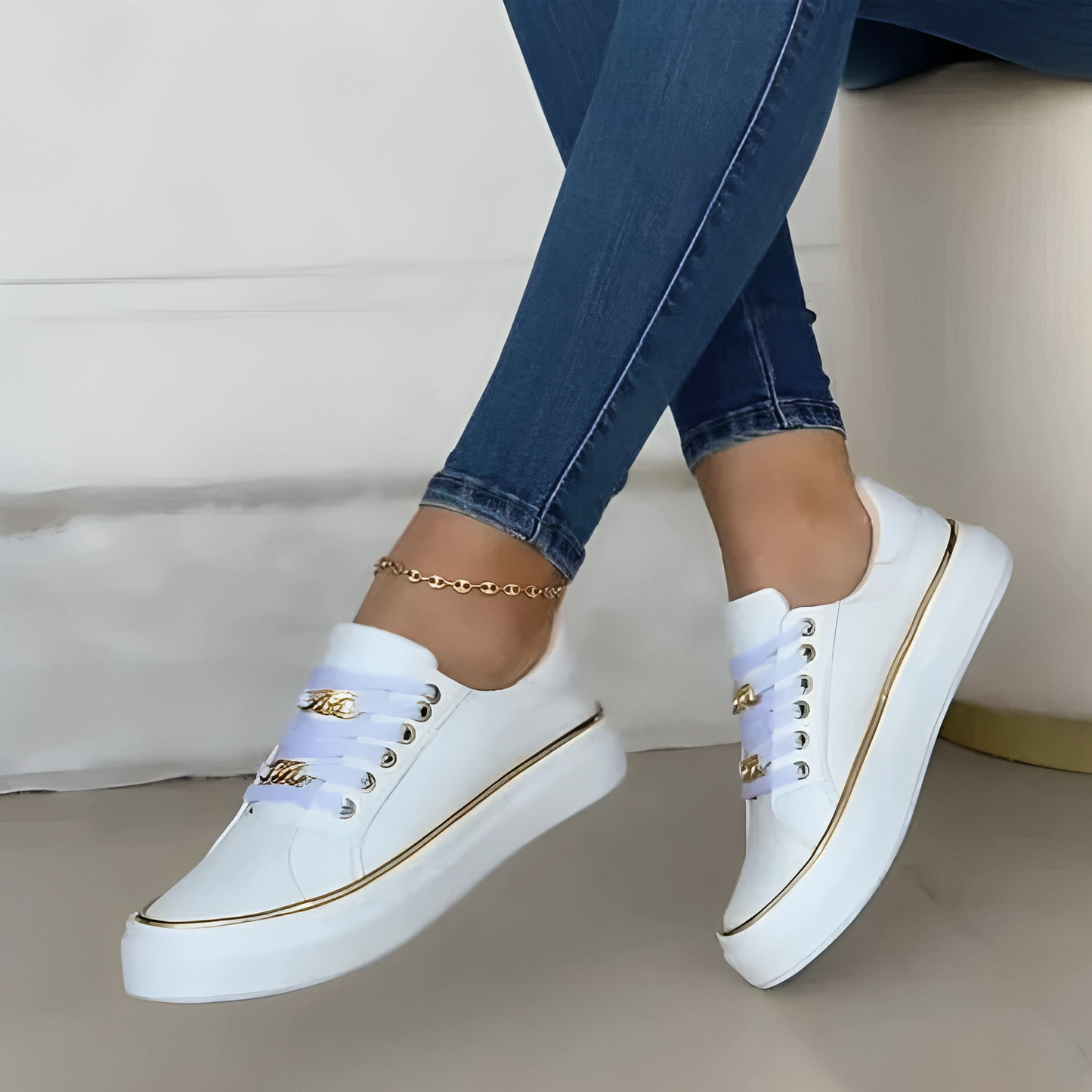 Trendy Sorte Low-Top Sneakers med Gyldne Detaljer for Komfort hele Dagen 3