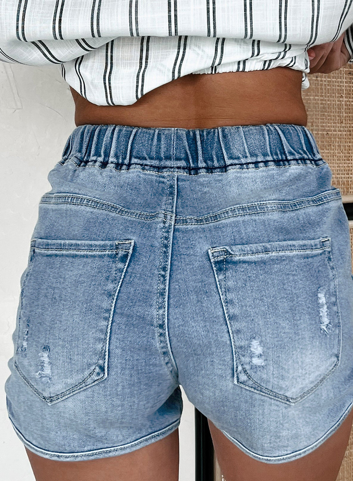 Stretchy women’s high-waisted denim shorts – distressed design, comfortable fit, for casual outings 3