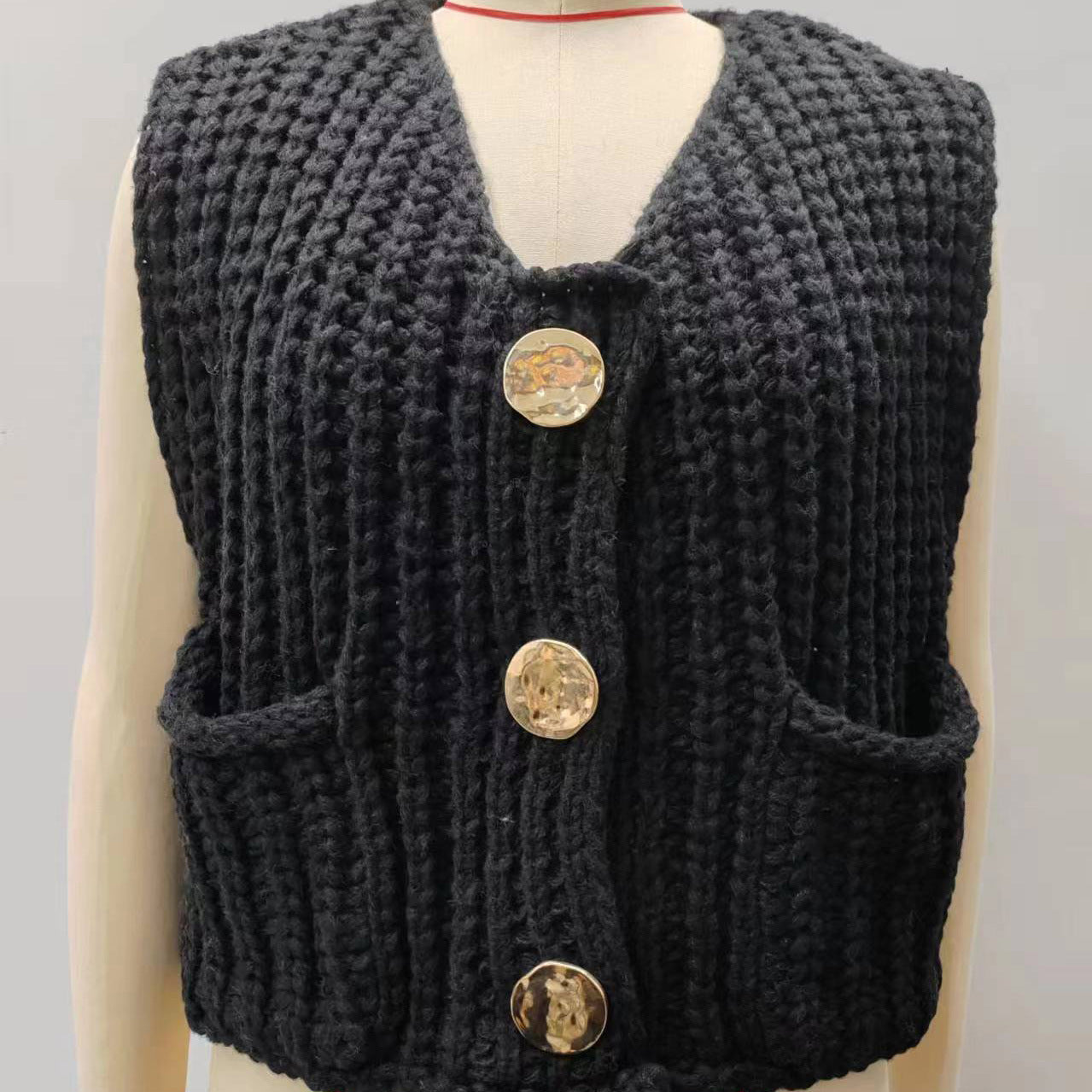 Fitted women’s knitted vest – sleeveless, high-quality material, for everyday use 6