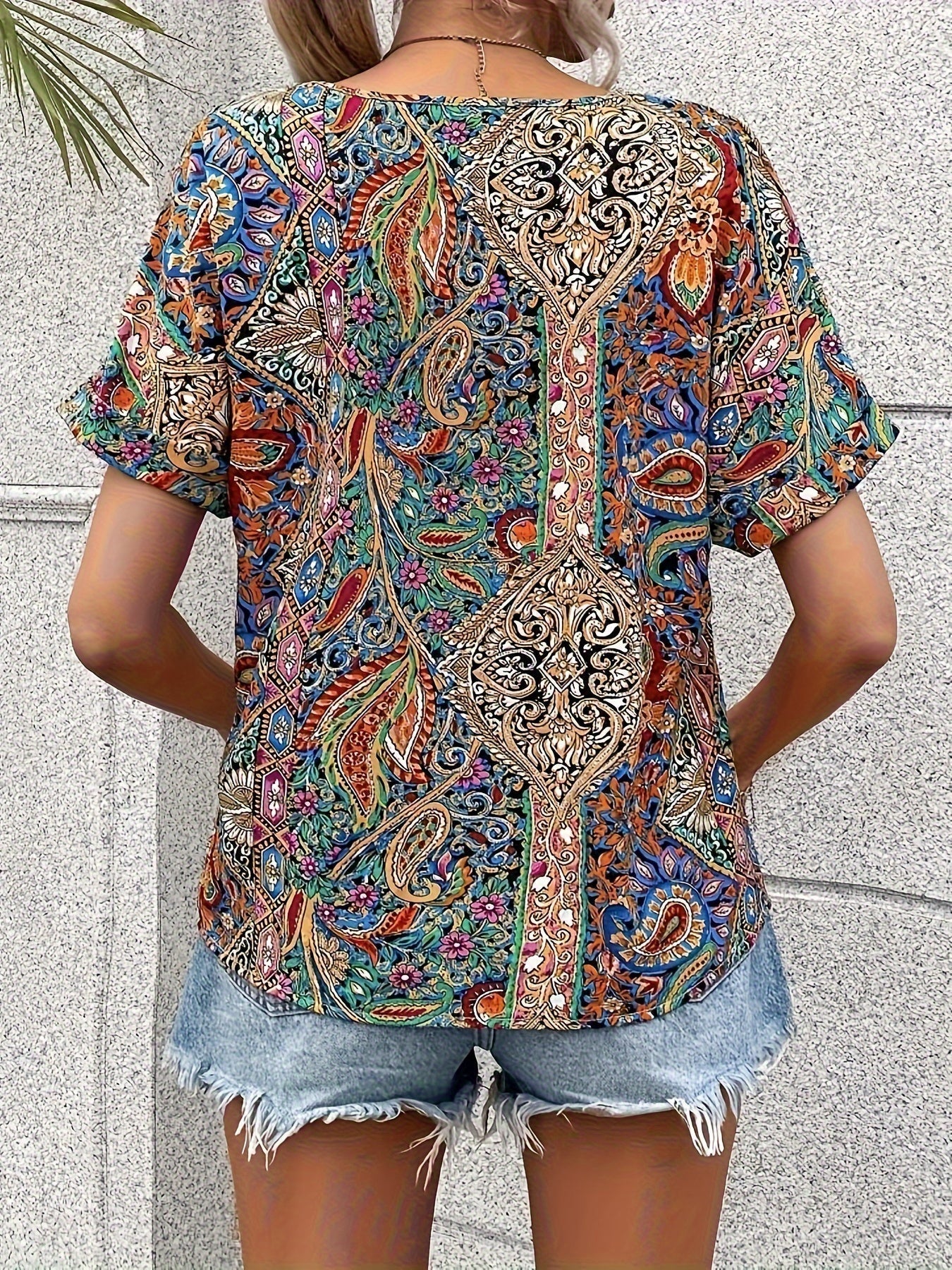 Blød og smigrende kvinders blomsterbluse – alsidig sommer top, åndbart materiale, til afslappede og elegante lejligheder 4
