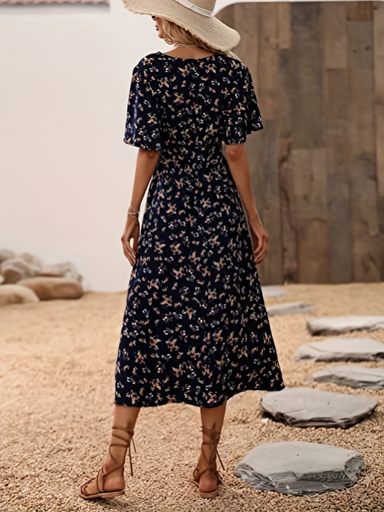 Feminin Boho Sommerkjole Med V-Hals Og Fladder Ærmer - Lang Sommerkjole-6